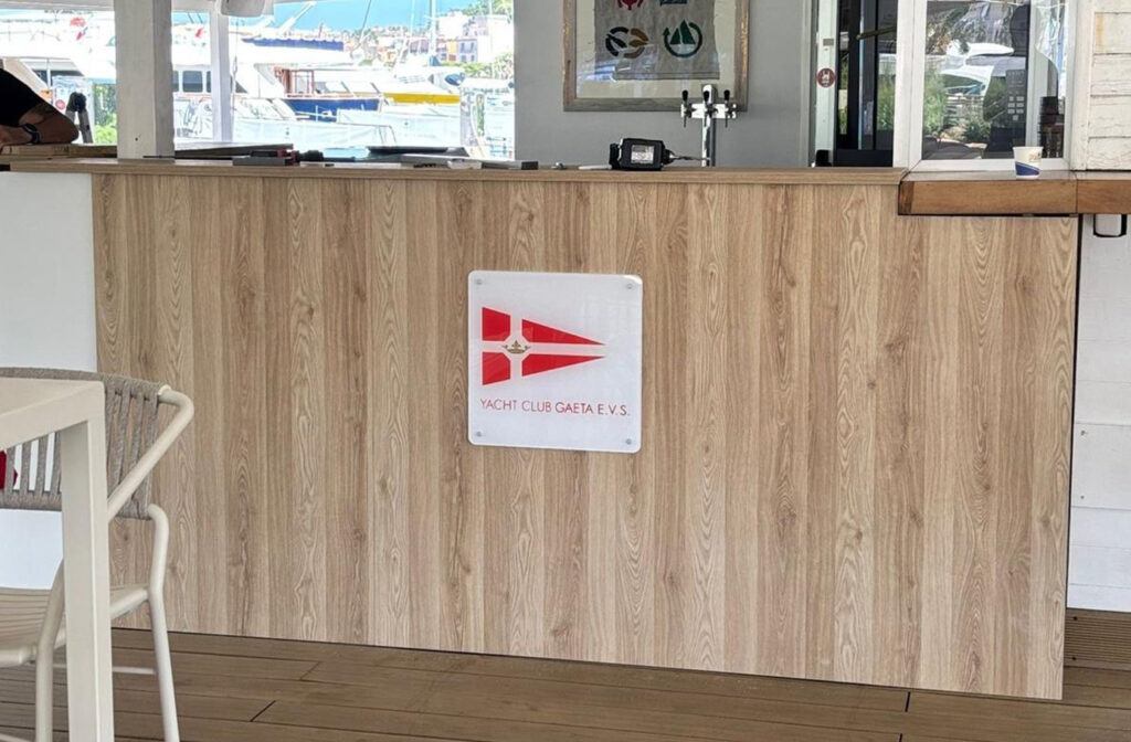 Arredo Negozi su misura Treante base nautica logo