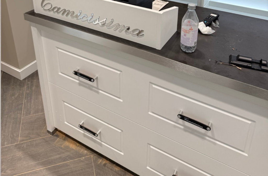 Arredo Negozi su misura Treante camicissima cassa