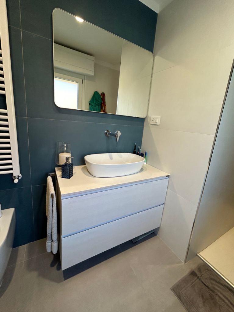 Treante bagno in legno laccato bianco